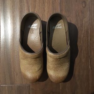 Dansko clogs - 39 honey distressed